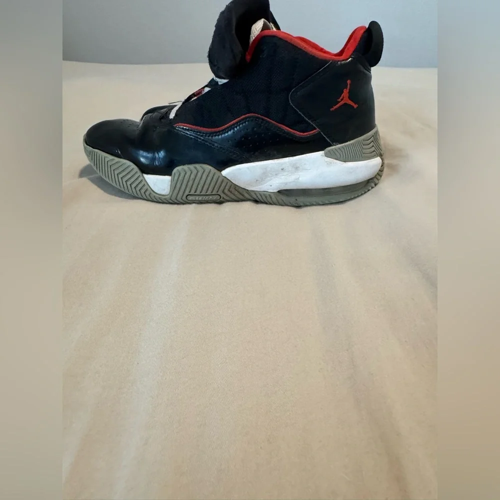 Black and Red Jordan Shoes Boys 6.5Y - Used - Picture 4 of 8